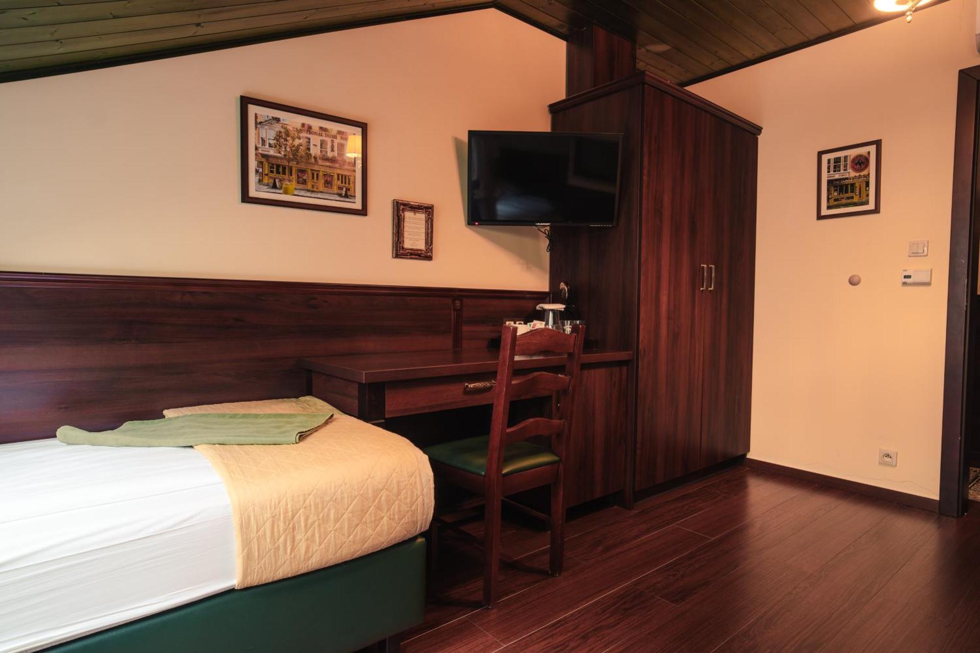 Shoemaker Irish Pub & Accommodation Kielce Exteriör bild