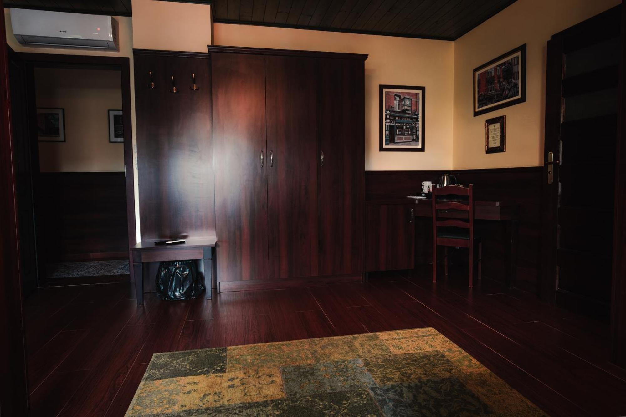 Shoemaker Irish Pub & Accommodation Kielce Exteriör bild