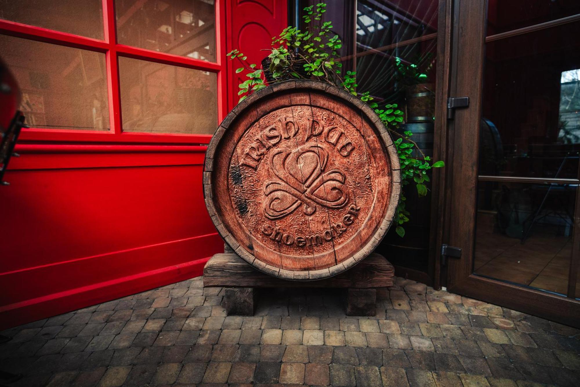 Shoemaker Irish Pub & Accommodation Kielce Exteriör bild