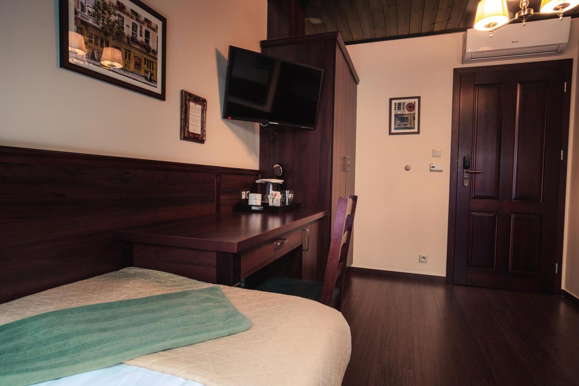 Shoemaker Irish Pub & Accommodation Kielce Exteriör bild